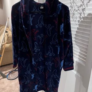 Boys hockey robe size 14.